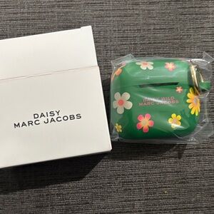 Marc Jacobs Green Floral Daisy Case for apple airpods